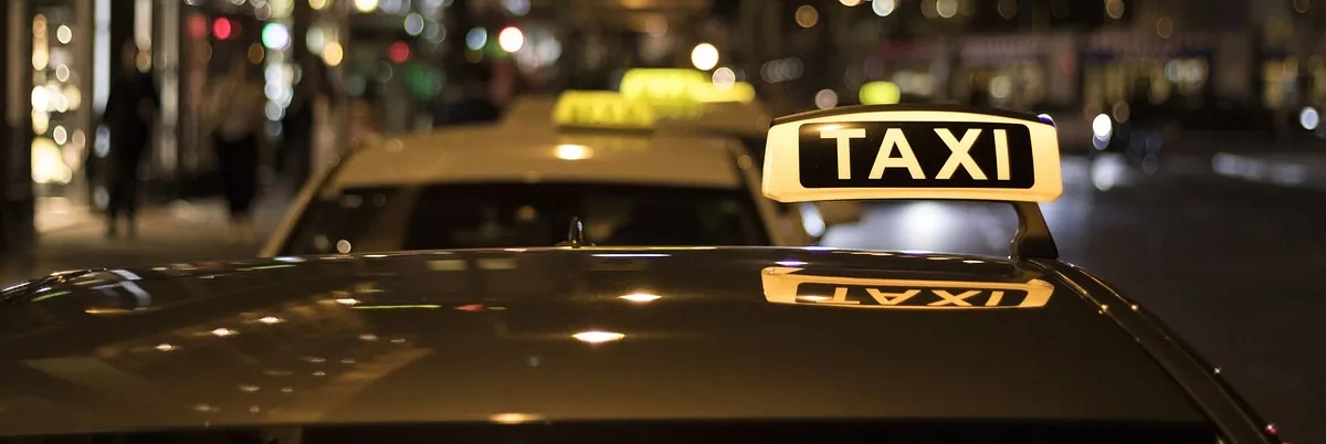 Mehrere Taxis parken in in einer Reihe am Taxistand
