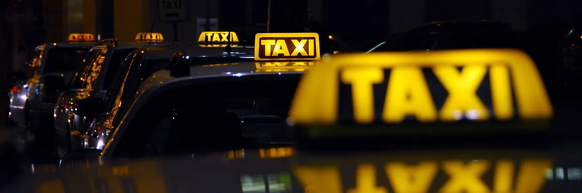 Taxis parken in einer Reihe, | Taxi Bischoff 