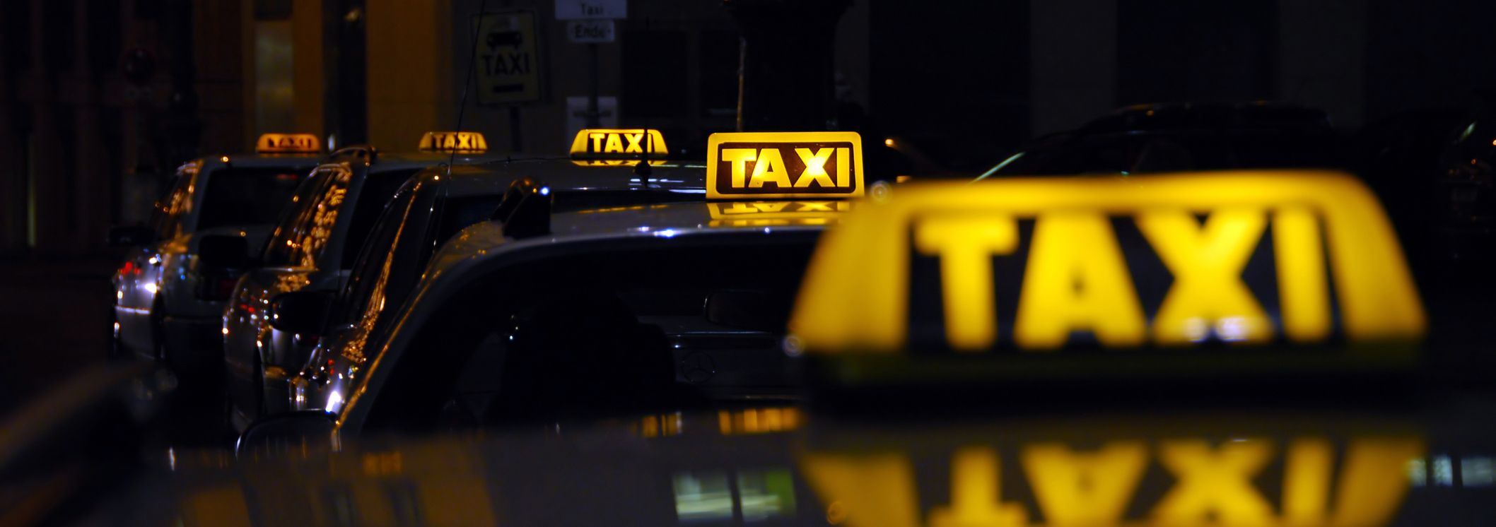 Taxis parken in einer Reihe | Taxi Bischoff 